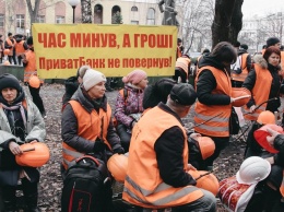 В центре Днепра шумные митингующие оккупировали отделения ПриватБанка