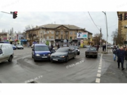 На перекрестке в центре Мелитополя дорогу не поделили две иномарки (фото)