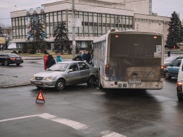 В центре Днепра столкнулись Geely и автобус