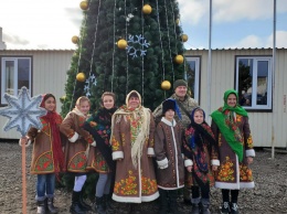 В Золотом-4 и на КПВВ "Станица Луганская" установили новогодние елки