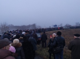 Станица Луганская: бесконечные очереди и новая смерть на блокпосту (фото)