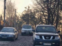 Ремонт дороги в селе Лесники на Киевщине блокировали неизвестные и представители полиции (фото, видео)