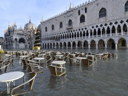 Накануне Рождества Венеция ушла под воду на полтора метра: фото и видео