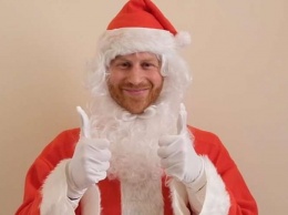 Принц Гарри в костюме Санта-Клауса поздравил детей-сирот с Рождеством