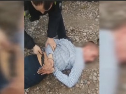 Под Киевом мужчина сильно избил экс-начальницу и выбросил из ее же авто посреди леса