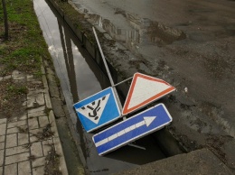 В центре Бердянска сломали дорожные знаки