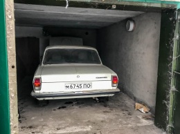 Капсула времени: В гараже нашли "Волгу" без пробега и ящики водки времен СССР