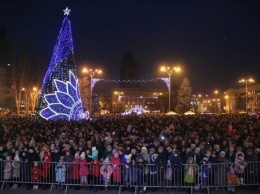 Оккупанты похвастались новогодними елками в ''Л/ДНР'': фото и видео из Луганска и Донецка