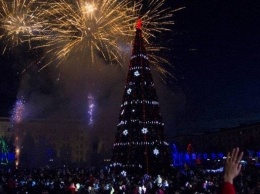 Ни дня без "русского мира": в Донецке и Луганске представили новогодние елки