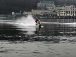 5 км по воде: в Киеве мотоциклист пересек Днепр (видео)