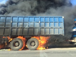 На крымской трассе у фуры во время движения загорелось колесо