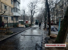 В Николаеве кладут асфальт прямо в лужи во время дождя