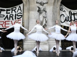 Против пенсионной реформы: Танцовщицы Парижской оперы под открытым небом исполнили "Лебединое озеро"