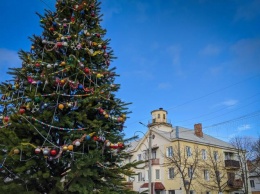 Как выглядят новогодние елки в населенных пунктах Луганщины (фото)ЭКСКЛЮЗИВ