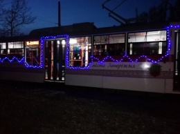 Для хорошего настроения: по Запорожью ездит новогодний трамвай (фото)