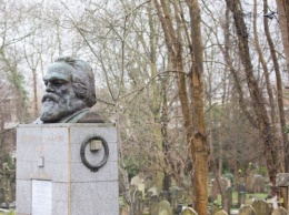 На могиле Карла Маркса установили камеры видеонаблюдения. В начале года ее дважды повредили вандалы