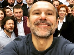 "Скоро в эфире!" Нардеп Вакарчук снова запел и пообещал премьеру