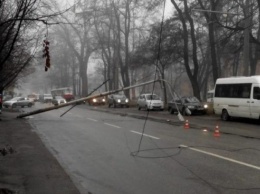 На проспекте Пушкина рухнула опора электропередач - электротранспорт не ходит