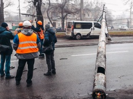 В Днепре на проспекте Пушкина упал фонарный столб: проезд перекрыт, электротранспорт стоит