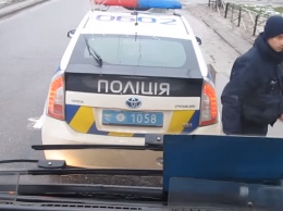 Протаранил и толкал полицейский Приус: во Львове наглого водителя не остановили даже пистолеты