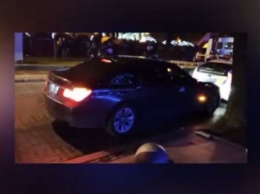 Во Львове автохам намеренно наехал на полицейского и протаранил служебный автомобиль