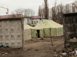 СМИ: в Одессе сухопутные войска выгоняют штаб ВМС в палатки на улицу (фото)