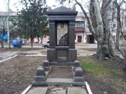 В Одессе изуродовали памятник погибшему за день до освобождения города летчику