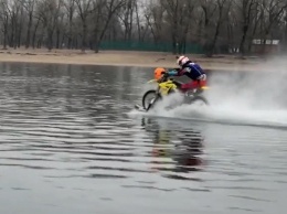 На мотоцикле по реке: украинец установил новый рекорд