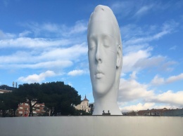 На одной из площадей Мадрида установили гигантскую голову (фото)