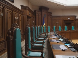 Нарушает права депутатов: КСУ обнародовал выводы по законопроекту о лишении мандата за прогулы и кнопкодавство