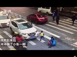 В Китае маленький мальчик начал быть машину, которая сбила его маму. Видео