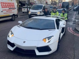 Британским полицейским пришлось вручную толкать сломанный Lamborghini Aventador (ФОТО)