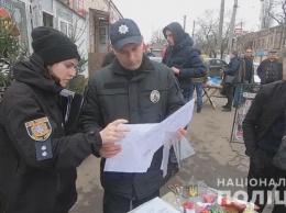 Одесские полицейские отняли у плохих уличных торговцев 70 елок за день