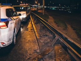 В Киеве на Северном мосту оторвался деформационный шов и спровоцировал ДТП (фото, видео)