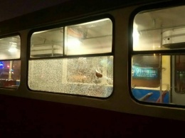 «Вандалы в действии»: в Днепре неизвестные разбили окно трамвая