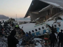 Авиакатастрофа в Казахстане: появились жуткие видео с места крушения лайнера