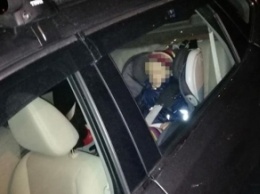 В Киеве прохожие вызвали полицию к брошенному в авто ребенку