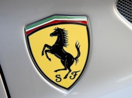 Ferrari хочет разделить лобовое стекло надвое