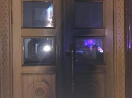 В Харькове подожгли двери ОГА, полиция задержала подозреваемого (ФОТО, ВИДЕО)