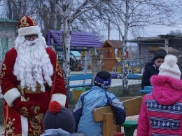 В Приозерном на Херсонщине засверкала огнями новогодняя елочка