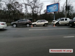 На Херсонском шоссе столкнулись три автомобиля: пассажир в больнице, огромная пробка