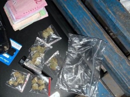 По ночному Кривому Рогу с наркотиками: патрульные поймали криворожанина с марихуаной