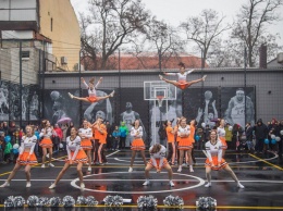 На одесской Молдаванке открыли стильную баскетбольную площадку (политика)