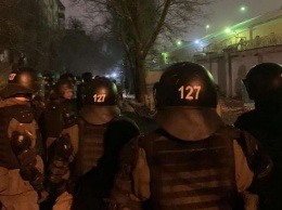 Стычки активистов с полицией в Киеве под Лукьяновским СИЗО и Апелляционным судом: что там происходит