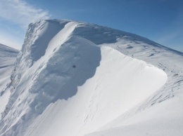 В итальянских Альпах на лыжном курорте под лавиной погибли женщина и двое детей