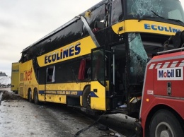 В Эстонии туристический автобус на полном ходу слетел в кювет и перевернулся: фото