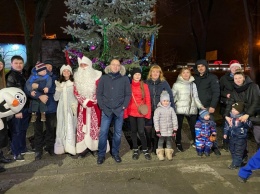 Геннадий Гуфман открыл Новогоднюю елку на ж/м Тополь