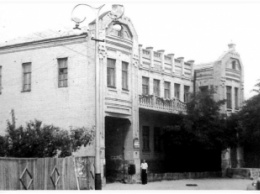 Когда-то здесь была школа. Здание торгового центра в 1952 году (фото)