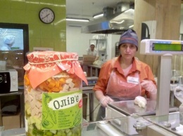 В помощь хозяйкам: в супермаркетах Днепра появился полуфабрикат салата Оливье