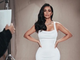 Она идеальна: Ким Кардашьян похвасталась пышной грудью в откровенном платье и новой прической
